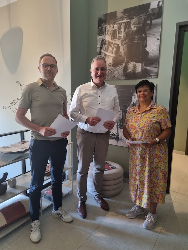 Ondertekening samenwerkingsovereenkomst 10-14 onderwijs Echt door afgevaardigden.