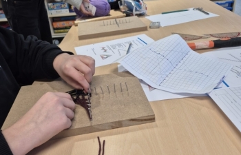 Leerlingen concentreren zich op het spannen van de rechte lijnen om een curve te maken.