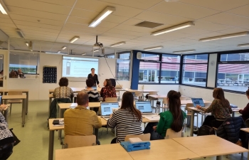 Leerkrachten van Wijzers en Kindante volgen TextAid training voor 10-14 onderwijs.